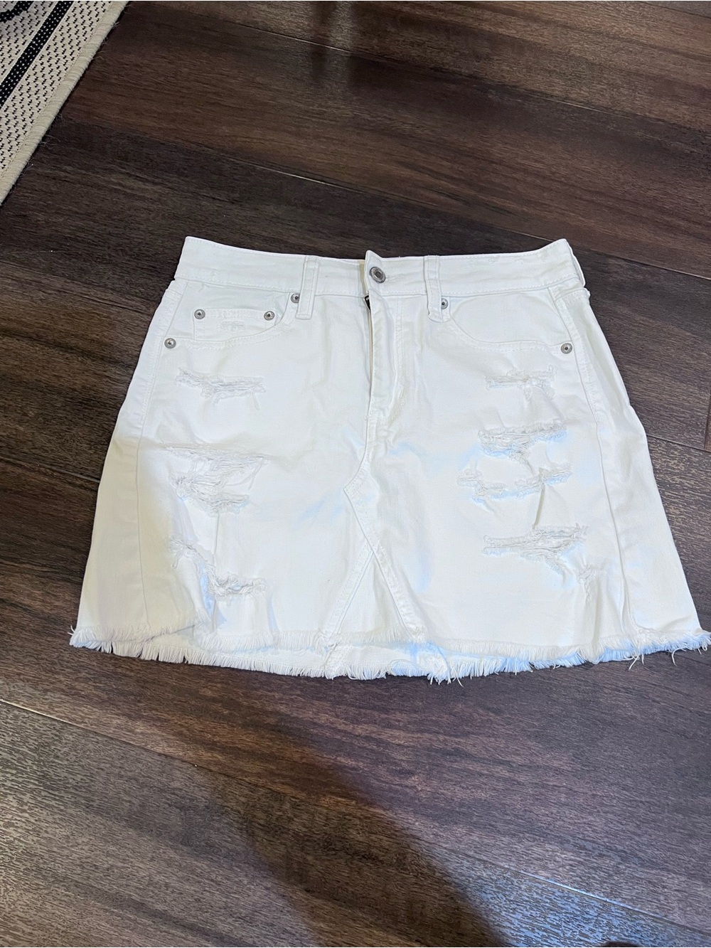 American Eagle White Distressed Denim Mini Skirt in excellent condition